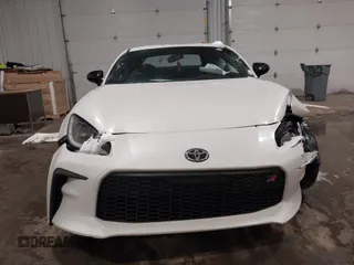 2023 Toyota 86 Premium z VIN JF1ZNBE1XP9765718, wystawiony jako IAAI lot #41945549 z przebiegiem 12 942 mil mil oraz . Historia ofert i sprzedaży dostępna na DreamBid. Obrazek 11.