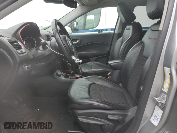 2021 Jeep Compass Trailhawk z VIN 3C4NJDDBXMT565063, wystawiony jako Copart lot #57620595 z przebiegiem 125 956 mil mil oraz Czysty tytuł • Clean title. Historia ofert i sprzedaży dostępna na DreamBid. Obrazek 7.