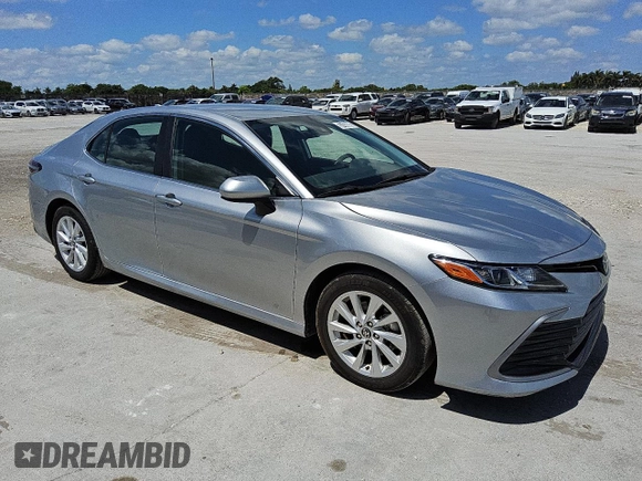 2024 Toyota Camry LE z VIN 4T1C11AK7RU852217, wystawiony jako Copart lot #57436885 z przebiegiem 45 828 mil mil oraz Czysty tytuł • Clean title. Historia ofert i sprzedaży dostępna na DreamBid. Obrazek 4.