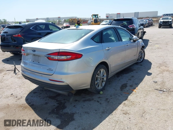 2019 Ford Fusion SE with VIN 3FA6P0LU1KR222141, listed as a IAAI auction lot 42000677 with 122,898 mi miles and . Bid and sale history available at carsss.com. Image 4.