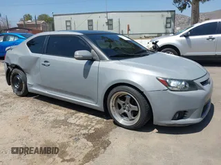2012 Scion tC z VIN JTKJF5C71C3023274, wystawiony jako IAAI lot #42201270 z przebiegiem 225 683 mil mil oraz . Historia ofert i sprzedaży dostępna na DreamBid. Obrazek 1.