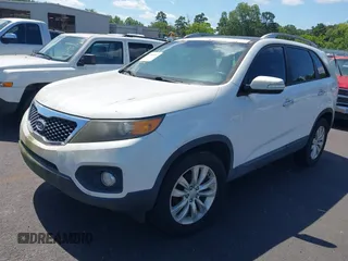 2011 Kia Sorento EX z VIN 5XYKU4A23BG041627, wystawiony jako IAAI lot #42409457 z przebiegiem Nie podano mil oraz . Historia ofert i sprzedaży dostępna na DreamBid. Obrazek 2.
