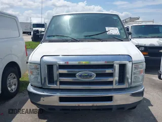 2013 Ford Econoline Cargo Commercial z VIN 1FTNE2EW8DDB01110, wystawiony jako IAAI lot #42290270 z przebiegiem 241 988 mil mil oraz . Historia ofert i sprzedaży dostępna na DreamBid. Obrazek 12.
