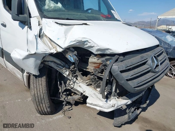 2019 Mercedes-Benz Sprinter Cargo Van with VIN WD4PF1CD1KP074822, listed as a IAAI auction lot 40303744 with 1 mi miles. Bid and sale history available at carsss.com. Image 6.