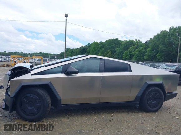 2024 Tesla Cybertruck z VIN 7G2CEHED5RA039734, wystawiony jako IAAI lot #42244205 z przebiegiem 8 443 mil mil oraz . Historia ofert i sprzedaży dostępna na DreamBid. Obrazek 15.