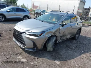 2024 Lexus NX 350h Premium z VIN 2T2GKCEZ6RC019104, wystawiony jako IAAI lot #42475819 z przebiegiem 15 870 mil mil oraz . Historia ofert i sprzedaży dostępna na DreamBid. Obrazek 18.