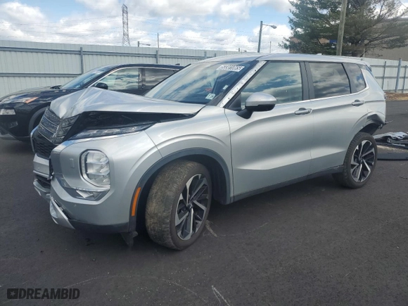 2024 Mitsubishi Outlander SE with VIN JA4J4VA82RZ058365, listed as a Copart auction lot 53301065 with 30,362 mi miles and Salvage Title. Bid and sale history available at carsss.com. Image 1.