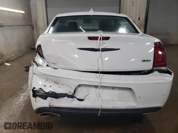 2022 Chrysler 300 Touring L with VIN 2C3CCADG2NH232866, listed as a Copart auction lot 44441475 with 39,564 mi miles and Non Repairable. Bid and sale history available at carsss.com. Image 6.