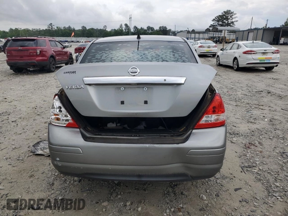 2010 Nissan Versa S z VIN 3N1BC1AP2AL451326, wystawiony jako Copart lot #54434045 z przebiegiem 117 080 mil mil oraz Szkoda całkowita • Salvage title. Historia ofert i sprzedaży dostępna na DreamBid. Obrazek 6.