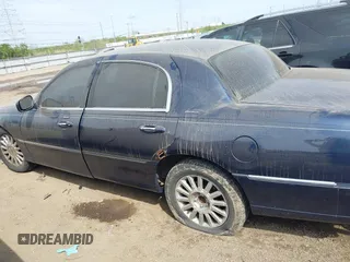 2003 Lincoln Town Car Executive z VIN 1LNHM81W43Y632820, wystawiony jako IAAI lot #42048881 z przebiegiem 137 738 mil mil oraz . Historia ofert i sprzedaży dostępna na DreamBid. Obrazek 14.
