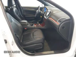 2014 Chrysler 300 z VIN 2C3CCAAG8EH381206, wystawiony jako IAAI lot #42279538 z przebiegiem 136 796 mil mil oraz . Historia ofert i sprzedaży dostępna na DreamBid. Obrazek 5.