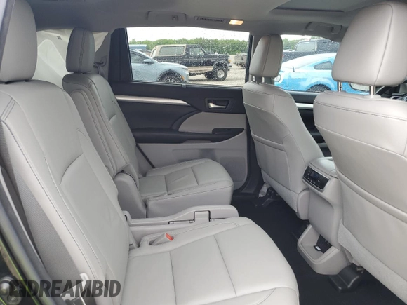 2018 Toyota Highlander SE z VIN 5TDJZRFHXJS821925, wystawiony jako Copart lot #56597305 z przebiegiem 36 232 mil mil oraz Szkoda całkowita • Salvage title. Historia ofert i sprzedaży dostępna na DreamBid. Obrazek 11.