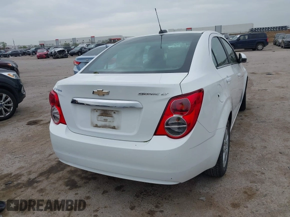 2015 Chevrolet Sonic LT z VIN 1G1JC5SH7F4112395, wystawiony jako IAAI lot #41931652 z przebiegiem 131 610 mil mil oraz . Historia ofert i sprzedaży dostępna na DreamBid. Obrazek 4.