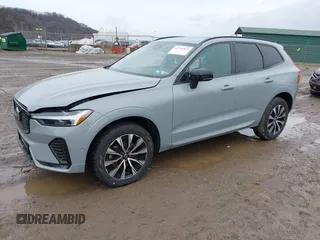 2024 Volvo XC60 Plus Dark Theme z VIN YV4L12RL3R1757157, wystawiony jako IAAI lot #41732352 z przebiegiem 11 056 mil mil oraz . Historia ofert i sprzedaży dostępna na DreamBid. Obrazek 18.