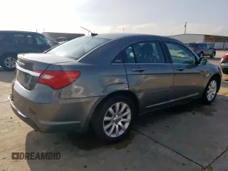 2013 Chrysler 200 Touring z VIN 1C3CCBBB5DN558082, wystawiony jako Copart lot #55348835 z przebiegiem 154 329 mil mil oraz Szkoda całkowita • Salvage title. Historia ofert i sprzedaży dostępna na DreamBid. Obrazek 3.