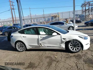 2022 Tesla Model 3 Long Range z VIN 5YJ3E1EB4NF331218, wystawiony jako IAAI lot #41827613 z przebiegiem 84 088 mil mil oraz . Historia ofert i sprzedaży dostępna na DreamBid. Obrazek 13.