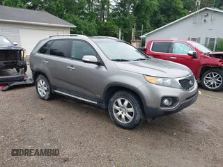2012 Kia Sorento LX z VIN 5XYKTDA68CG274121, wystawiony jako IAAI lot #42462585 z przebiegiem 107 262 mil mil oraz . Historia ofert i sprzedaży dostępna na DreamBid. Obrazek 1.