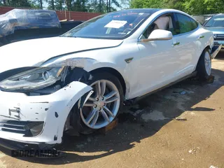 2013 Tesla Model S z VIN 5YJSA1CN6DFP21076, wystawiony jako IAAI lot #41984834 z przebiegiem 154 662 mil mil oraz . Historia ofert i sprzedaży dostępna na DreamBid. Obrazek 20.