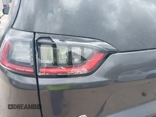 2020 Jeep Cherokee Latitude Plus z VIN 1C4PJMLB0LD536976, wystawiony jako IAAI lot #42244708 z przebiegiem 116 228 mil mil oraz . Historia ofert i sprzedaży dostępna na DreamBid. Obrazek 20.