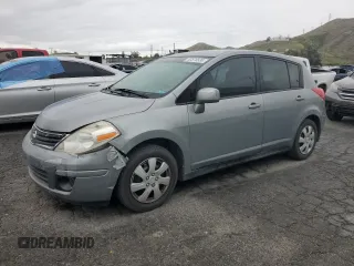 2011 Nissan Versa SL z VIN 3N1BC1CP8BL444394, wystawiony jako Copart lot #53576535 z przebiegiem 249 291 mil mil oraz Szkoda całkowita • Salvage title. Historia ofert i sprzedaży dostępna na DreamBid. Obrazek 1.