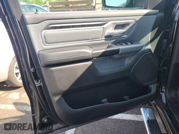 2022 Ram 1500 Big Horn z VIN 1C6RRFFG3NN179043, wystawiony jako IAAI lot #42566379 z przebiegiem 90 922 mil mil oraz . Historia ofert i sprzedaży dostępna na DreamBid. Obrazek 5.