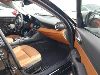 2021 Alfa Romeo Giulia z VIN ZARFAMAN1M7648894, wystawiony jako IAAI lot #41589364 z przebiegiem 22 381 mil mil oraz . Historia ofert i sprzedaży dostępna na DreamBid. Obrazek 5.