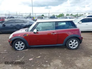 2009 MINI Hardtop z VIN WMWMF33599TW72771, wystawiony jako IAAI lot #42225326 z przebiegiem 94 014 mil mil oraz . Historia ofert i sprzedaży dostępna na DreamBid. Obrazek 14.