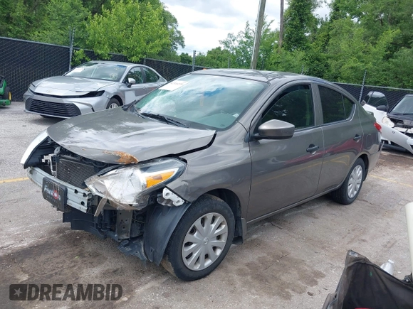 2016 Nissan Versa S z VIN 3N1CN7AP2GL874174, wystawiony jako IAAI lot #42316199 z przebiegiem 126 507 mil mil oraz . Historia ofert i sprzedaży dostępna na DreamBid. Obrazek 2.