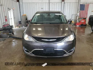 2018 Chrysler Pacifica Touring Plus with VIN 2C4RC1FG5JR122837, listed as a Copart auction lot 58764525 with 136,820 mi miles and Clean title. Bid and sale history available at DreamBid. Image 5.