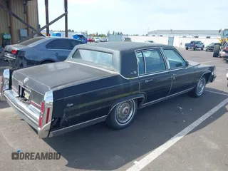 1987 Cadillac Brougham z VIN 1G6DW51Y0H9753376, wystawiony jako IAAI lot #42114437 z przebiegiem 69 484 mil mil oraz . Historia ofert i sprzedaży dostępna na DreamBid. Obrazek 4.
