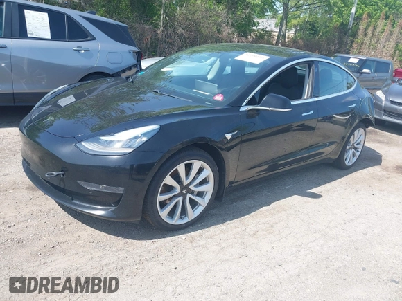 2018 Tesla Model 3 Long Range Battery z VIN 5YJ3E1EB9JF086703, wystawiony jako IAAI lot #42290193 z przebiegiem 46 255 mil mil oraz . Historia ofert i sprzedaży dostępna na DreamBid. Obrazek 2.