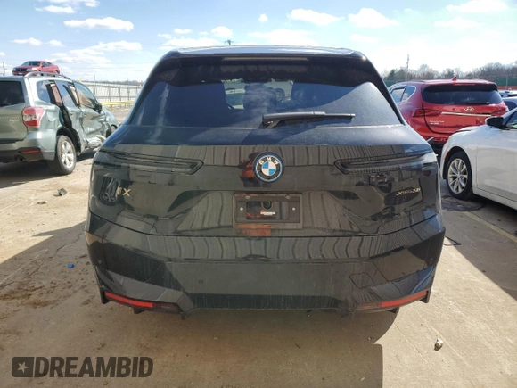 2023 BMW iX xDrive50 z VIN WB523CF04PCL57730, wystawiony jako Copart lot #44370183 z przebiegiem 5 038 mil mil oraz . Historia ofert i sprzedaży dostępna na DreamBid. Obrazek 6.