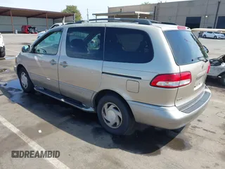 2002 Toyota Sienna LE with VIN 4T3ZF13C32U486822, listed as a IAAI auction lot 42019920 with 212,606 mi miles. Bid and sale history available at carsss.com. Image 3.