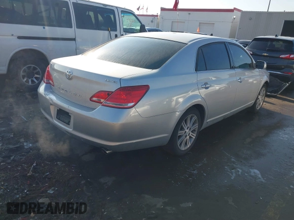 2005 Toyota Avalon XL z VIN 4T1BK36B75U044022, wystawiony jako IAAI lot #41330241 z przebiegiem 196 362 mil mil oraz . Historia ofert i sprzedaży dostępna na DreamBid. Obrazek 4.