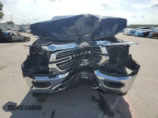 2020 Ram 1500 Laramie z VIN 1C6SRFJT2LN217803, wystawiony jako Copart lot #61390795 z przebiegiem 82 172 mil mil oraz Szkoda całkowita • Salvage title. Historia ofert i sprzedaży dostępna na DreamBid. Obrazek 5.