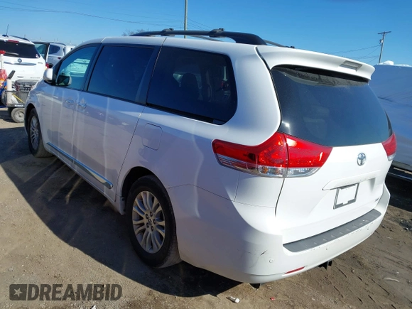 2013 Toyota Sienna XLE AAS z VIN 5TDYK3DC6DS372819, wystawiony jako IAAI lot #41395777 z przebiegiem 181 526 mil mil oraz . Historia ofert i sprzedaży dostępna na DreamBid. Obrazek 3.