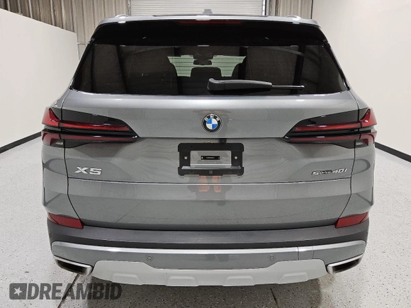 2024 BMW X5 sDrive40i z VIN 5UX13EU07R9U53817, wystawiony jako Copart lot #55535065 z przebiegiem 30 806 mil mil oraz Czysty tytuł • Clean title. Historia ofert i sprzedaży dostępna na DreamBid. Obrazek 6.