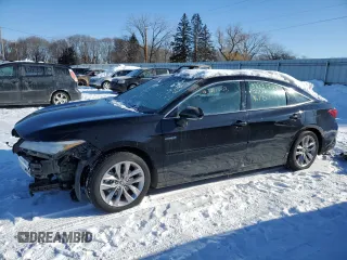 2020 Toyota Avalon Hybrid XLE z VIN 4T1A21FB0LU019847, wystawiony jako Copart lot #38831203 z przebiegiem 13 656 mil mil oraz . Historia ofert i sprzedaży dostępna na DreamBid. Obrazek 1.