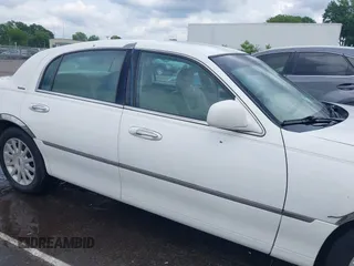 2007 Lincoln Town Car Signature z VIN 1LNHM81W77Y607433, wystawiony jako IAAI lot #42344423 z przebiegiem 190 760 mil mil oraz . Historia ofert i sprzedaży dostępna na DreamBid. Obrazek 13.