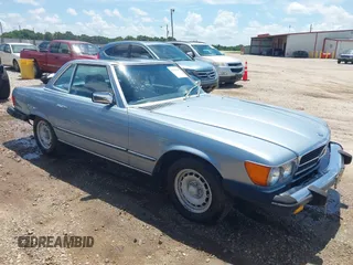 1984 Mercedes-Benz 380 SL z VIN WDBBA45A1EA001219, wystawiony jako IAAI lot #42427003 z przebiegiem 211 129 mil mil oraz . Historia ofert i sprzedaży dostępna na DreamBid. Obrazek 1.
