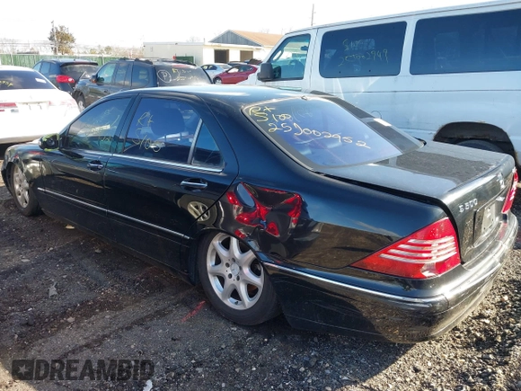 2004 Mercedes-Benz S-Class 5.0L with VIN WDBNG84J44A427425, listed as a IAAI auction lot 41851176 with 999,999 mi miles. Bid and sale history available at carsss.com. Image 3.