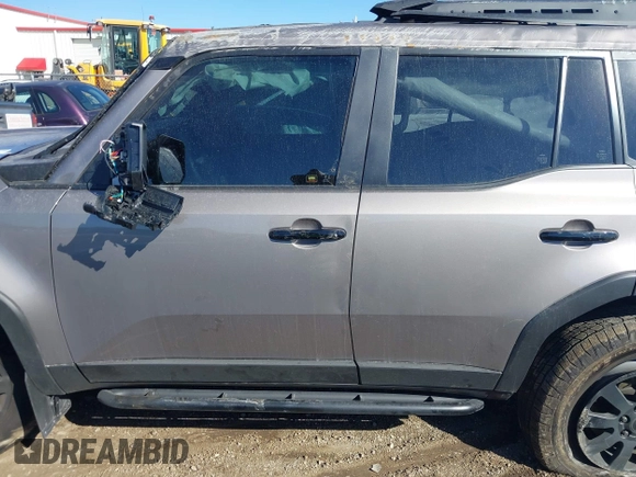2024 Toyota Land Cruiser z VIN JTEABFAJ3RK001357, wystawiony jako IAAI lot #41206628 z przebiegiem 7060 mil mil oraz . Historia ofert i sprzedaży dostępna na DreamBid. Obrazek 14.