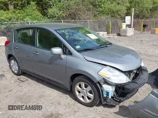 2012 Nissan Versa S z VIN 3N1BC1CP2CK289882, wystawiony jako IAAI lot #42260905 z przebiegiem 140 807 mil mil oraz . Historia ofert i sprzedaży dostępna na DreamBid. Obrazek 1.