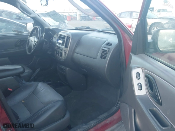 2003 Ford Escape XLT Popular 2 with VIN 1FMYU93143KC54170, listed as a IAAI auction lot 41763124 with 271,432 mi miles. Bid and sale history available at carsss.com. Image 5.
