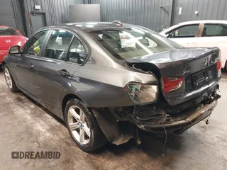 2015 BMW 3 Series 320i xDrive z VIN WBA3C3G57FNS76157, wystawiony jako IAAI lot #42042392 z przebiegiem 93 756 mil mil oraz . Historia ofert i sprzedaży dostępna na DreamBid. Obrazek 3.