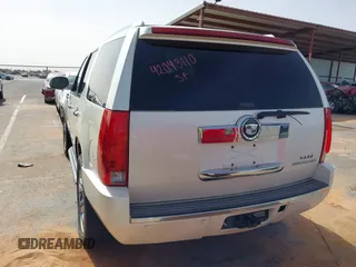 2008 Cadillac Escalade z VIN 1GYEC63828R153028, wystawiony jako IAAI lot #42043110 z przebiegiem 127 122 mil mil oraz . Historia ofert i sprzedaży dostępna na DreamBid. Obrazek 16.