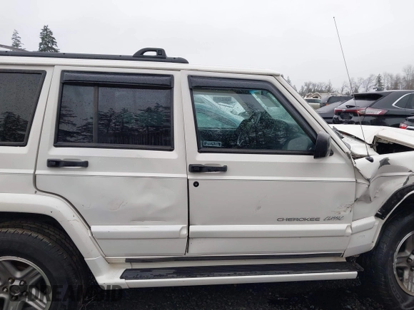 2000 Jeep Cherokee Classic with VIN 1J4FF58S4YL136213, listed as a IAAI auction lot 41227447 with 327,570 mi miles. Bid and sale history available at carsss.com. Image 13.