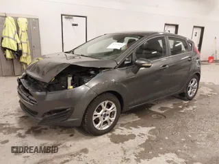 2015 Ford Fiesta SE z VIN 3FADP4EJ8FM138306, wystawiony jako IAAI lot #41227124 z przebiegiem 106 741 mil mil oraz . Historia ofert i sprzedaży dostępna na DreamBid. Obrazek 2.