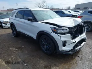 2025 Ford Explorer ST z VIN 1FMWK8GC4SGA37674, wystawiony jako IAAI lot #41581440 z przebiegiem 6 075 mil mil oraz . Historia ofert i sprzedaży dostępna na DreamBid. Obrazek 1.