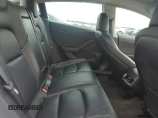 2021 Tesla Model 3 Standard Range Plus z VIN 5YJ3E1EAXMF973450, wystawiony jako Copart lot #52766645 z przebiegiem 66 827 mil mil oraz Szkoda całkowita • Salvage title. Historia ofert i sprzedaży dostępna na DreamBid. Obrazek 10.